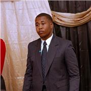 Professeur Kensly en mathématiques et étudiant en science informatique. Je vais vous aider à comprendre les maths plus facilement